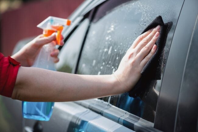 Como limpiar los vidrios del auto: esta es la mejor manera 