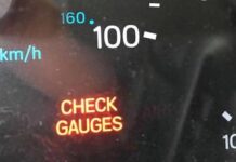 ¿Qué significa check gages en el tablero de un carro?