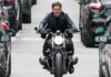 ¿Por qué Tom Cruise aparece sin casco en algunas escenas de moto? Tom Cruise conduce una motocicleta sin casco durante una escena de acción