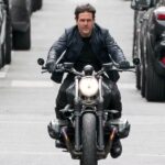 ¿Por qué Tom Cruise nunca usa casco cuando conduce motos en las películas? ¿Por qué no estaría incumpliendo las normas de tránsito?