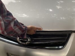 Cómo abrir el cofre de un carro desde afuera