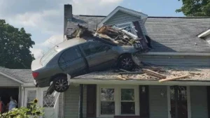 Cómo un Toyota Corolla terminó en el segundo piso de una casa