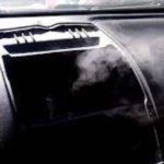 Por qué sale humo del tablero de mi carro