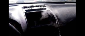 Por qué sale humo del tablero de mi carro