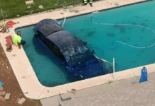 Tesla se estrella contra una pared y termina sumergido en piscina de vivienda