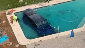 Tesla se estrella contra una pared y termina sumergido en piscina de vivienda