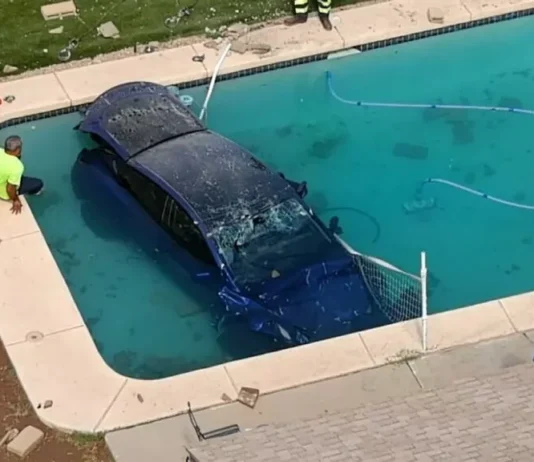 Tesla se estrella contra una pared y termina sumergido en piscina de vivienda
