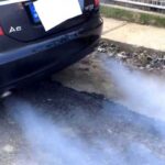 Trucos para eliminar humo azul del auto