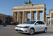 Volkswagen Golf usado frente a la Puerta de Brandeburgo en Alemania