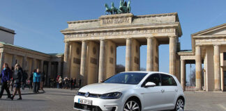 Volkswagen Golf usado frente a la Puerta de Brandeburgo en Alemania