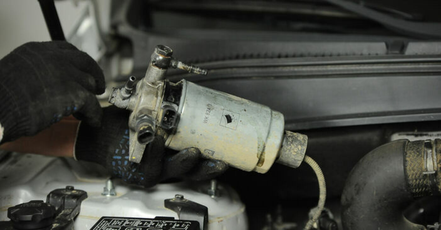 Filtro de combustible de una Hyundai Santa Fe es remplazado por un mecanico