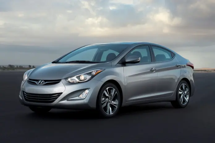 Hyundai Elantra sedán de la generación MD, vista delantera lateral