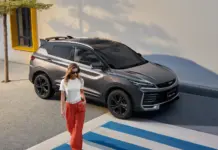 Geely Coolray 2024–2026: fallas y compra usada en México Geely Coolray gris, vista delantera lateral junto a un paso peatonal