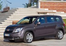Chevrolet Orlando de primera generación, vista frontal y lateral