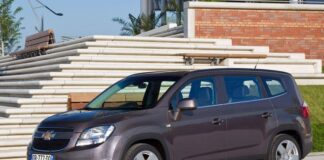 Chevrolet Orlando 2011–2018 usada en México: ¿Vale la pena? Chevrolet Orlando de primera generación, vista frontal y lateral