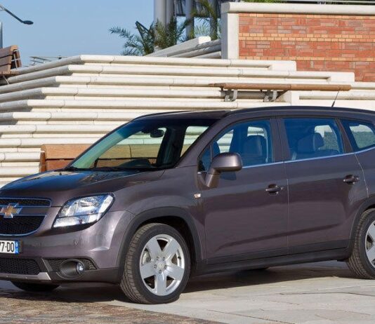 Chevrolet Orlando de primera generación, vista frontal y lateral