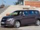 Chevrolet Orlando de primera generación, vista frontal y lateral