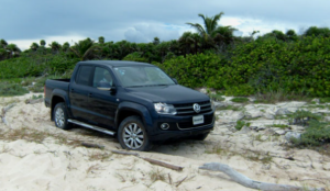 Volkswagen Amarok de primera generación, vista frontal y lateral