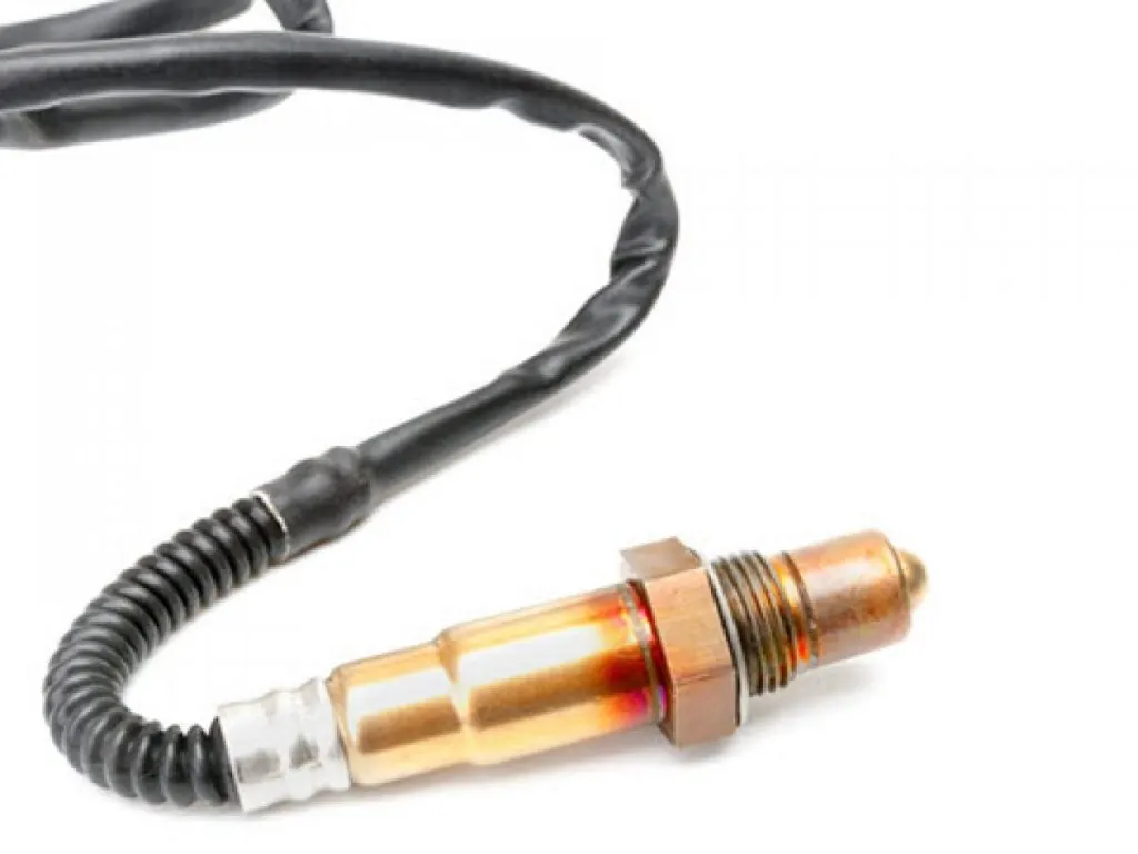 Sensor de oxígeno con su conector eléctrico