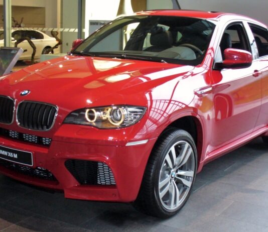 BMW X6 M E71 rojo, vista frontal de tres cuartos