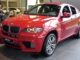 BMW X6 M E71 rojo, vista frontal de tres cuartos